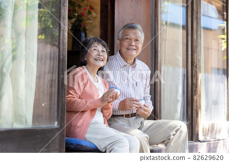 住在鄉下的老夫婦 住在鄉下的老夫婦 82629620