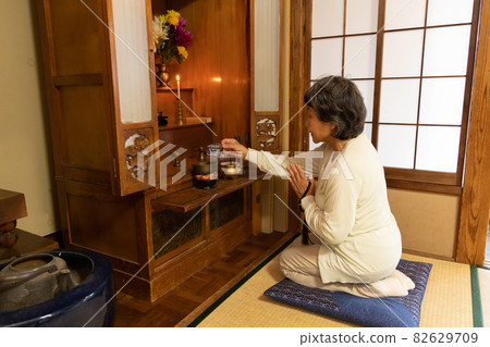 Elderly altar living alone 82629709