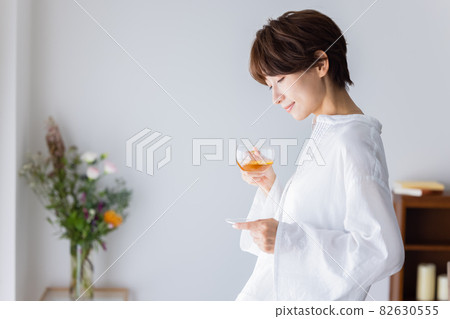 Female tea time Female tea time 82630555