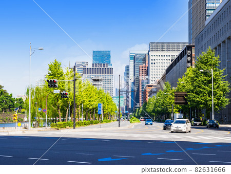 Hibiya-dori on a holiday in Tokyo 82631666