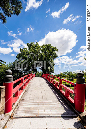 紅色的橋和它上面的藍天白雲 紅色的橋和它上面的藍天白雲 82632643