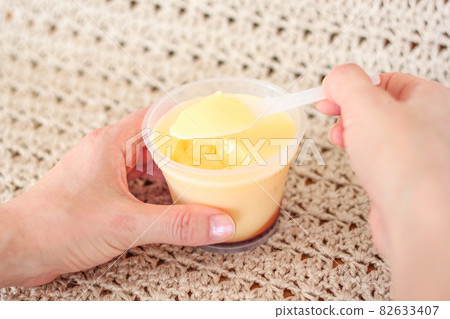 The snack is custard pudding 82633407
