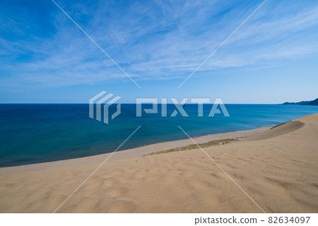 Tottori sand dune and blue sky Tottori sand dune and blue sky 82634097