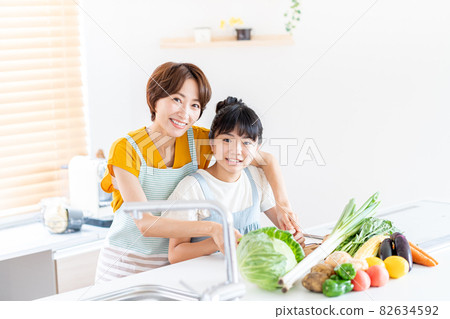 Parents who cook in the kitchen Parents who cook in the kitchen 82634592