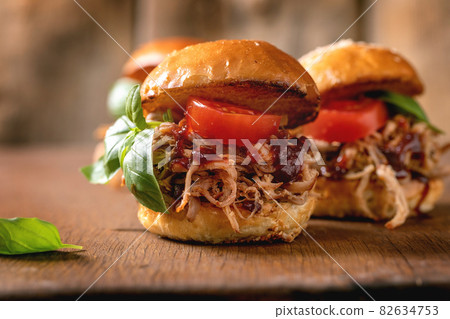 Set of homemade mini burgers with stew beef 82634753
