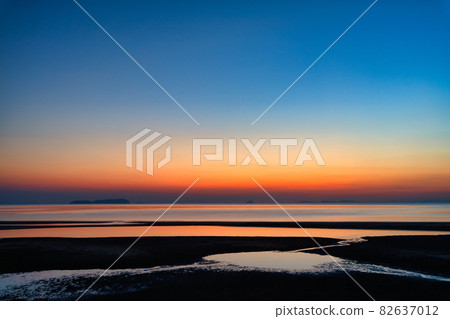 Chichibugahama in Kagawa Prefecture, which is called the Uyuni salt lake in Japan 82637012