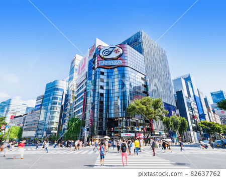 Tokyo Ginza Sukiyabashi intersection 82637762