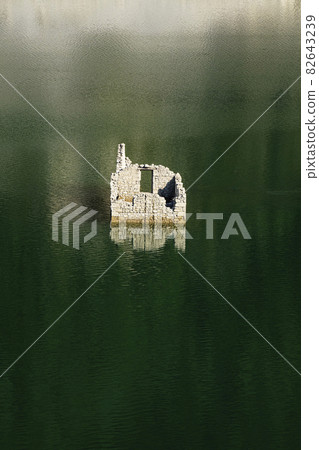 The house into the lake The house into the lake 82643239