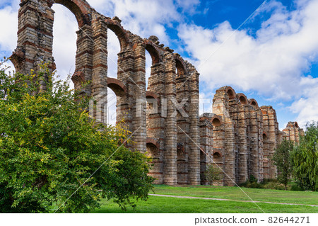 The Acueducto de los Milagros, Miraculous Aqueduct in Merida, Extremadura, Spain The Acueducto de los Milagros, Miraculous Aqueduct in Merida, Extremadura, Spain 82644271