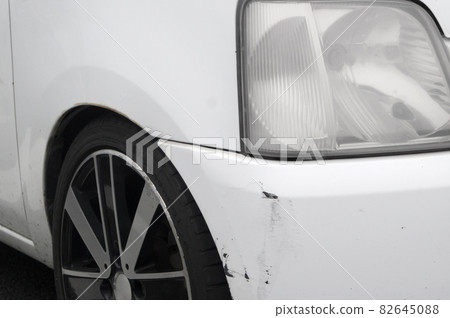 乘用車保險槓上的划痕 乘用車保險槓上的划痕 82645088