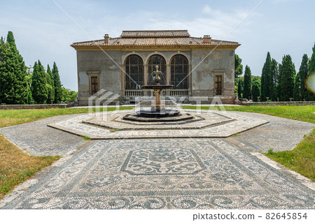 Fountain in the Gardens of Villa Farnese Fountain in the Gardens of Villa Farnese 82645854