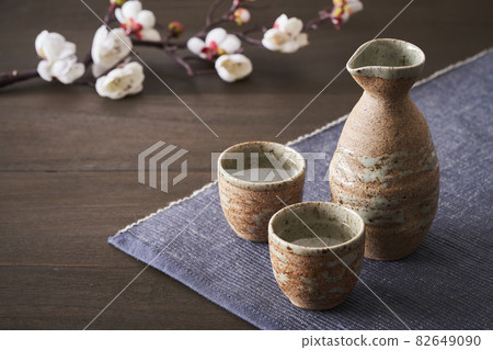 Sake image of Inoguchi and sake bottle Shiraume 82649090