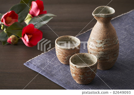 Inoguchi 和 Tokkuri 酒圖像山茶花 82649093