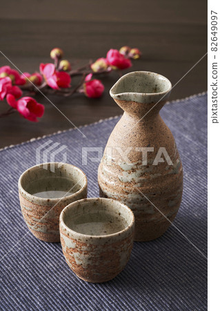 Sake image of Inoguchi and sake bottle Red plum Sake image of Inoguchi and sake bottle Red plum 82649097