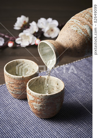 Image of sake poured into the inoguchi Image of sake poured into the inoguchi 82649099