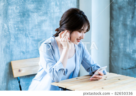 一個年輕的女人，聽聽音樂 82650336