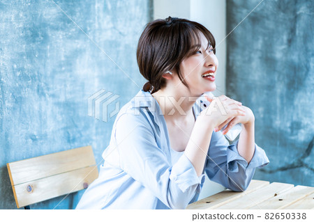 A young woman listening to music 82650338