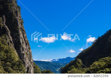 Mt. Myojo, a rock wall towering in front of you 82651350