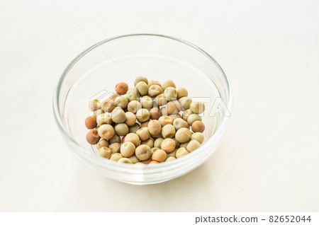 Pea seedling seeds 82652044