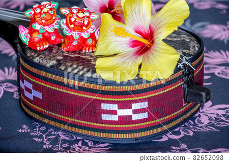 沖繩Sanshin，Hibiscus和Shisa 82652098