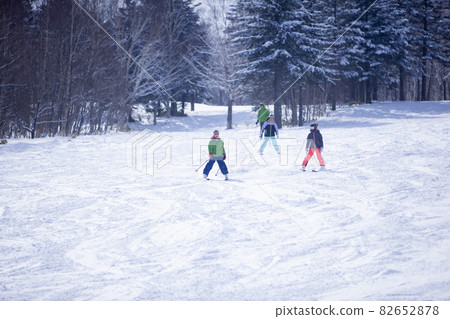 孩子們在斜坡上享受滑雪的樂趣 孩子們在斜坡上享受滑雪的樂趣 82652878
