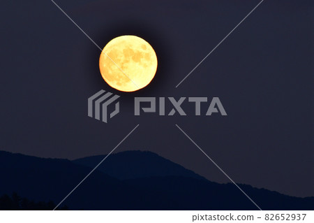 Hakushu-cho, Hokuto City, the moon of 13.1 (14 nights) rises from Kayagatake 82652937