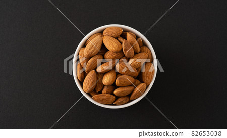 Raw almonds Raw almonds 82653038