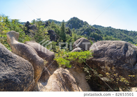 從北峰垂線(Konze Alps)的岩石山脊看到的龍王山 從北峰垂線(Konze Alps)的岩石山脊看到的龍王山 82653501