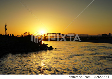 秋天暮色中長良川上的中雪橋 82653541