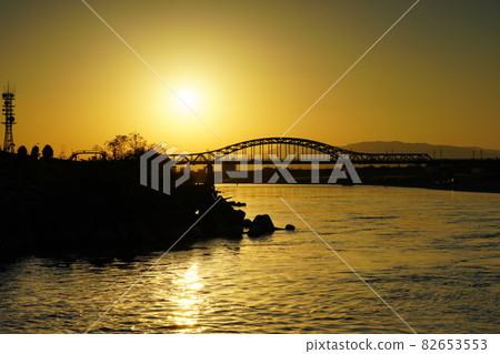 秋天暮色中長良川上的中雪橋 82653553