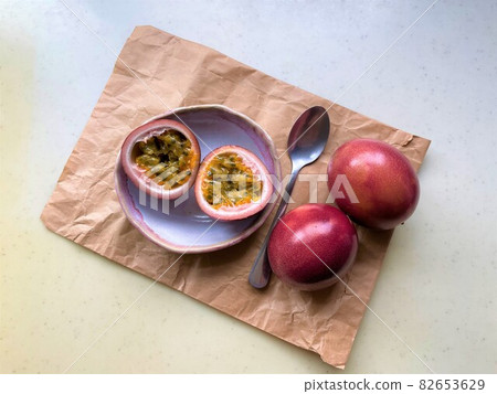 [排列圖像] 粉紅色的百香果和果肉切成兩半 82653629