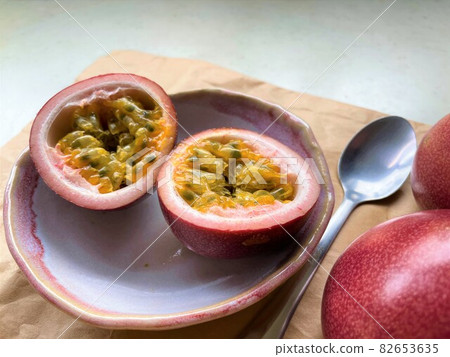 [Arranged image] Pink passion fruit and pulp cut in half 82653635