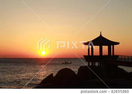 sunrise on the korean beach sunrise on the korean beach 82655860