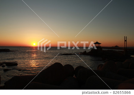 在韓國海灘的日出 82655866