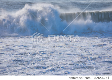 Large waves Large waves 82656241
