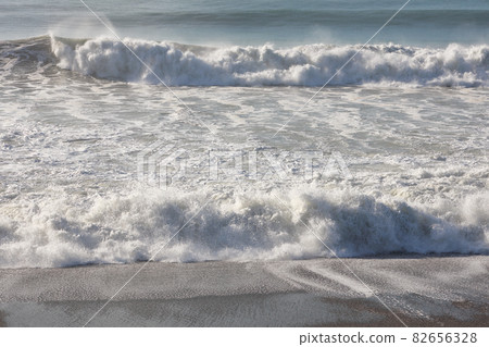 Large waves Large waves 82656328