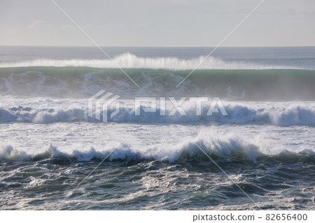 Large waves 82656400