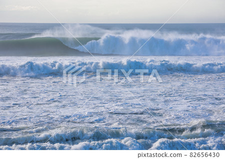 Large waves Large waves 82656430