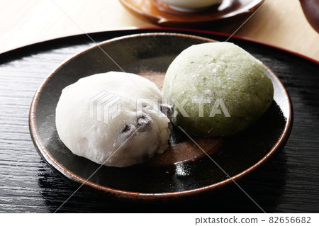 Mame Daifuku and Mugwort Daifuku 82656682