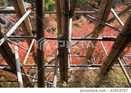 Kiyomizu-dera stage pillars and autumn leaves Kiyomizu-dera stage pillars and autumn leaves 82658397