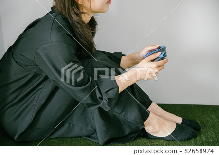 玩遊戲機的女性 玩遊戲的女性 享受遊戲的女性 玩遊戲機的女性 玩遊戲的女性 享受遊戲的女性 82658974