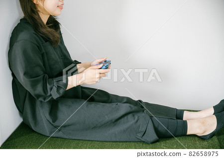 玩遊戲機的女性 玩遊戲的女性 享受遊戲的女性 玩遊戲機的女性 玩遊戲的女性 享受遊戲的女性 82658975