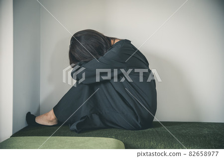 一個女人雙膝蹲下,一個女人坐下 一個女人雙膝蹲下,一個女人坐下 82658977