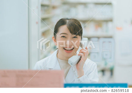 Dispensing pharmacy pharmacist telephone scene Dispensing pharmacy pharmacist telephone scene 82659518