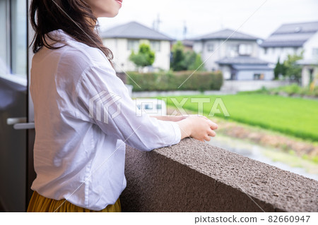 一個欣賞風景的女人，一個呼吸外面空氣的女人 82660947