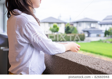 A woman who enjoys the scenery, a woman who breathes the outside air A woman who enjoys the scenery, a woman who breathes the outside air 82660948