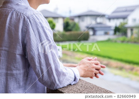 A man who enjoys the scenery, a person who breathes the outside air 82660949