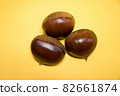 Nut chestnuts (raw chestnuts, raw chestnuts), autumn food, holiday food 82661874