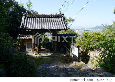 從滋賀縣近江八幡市安土町的山門眺望城市的桑之寺 從滋賀縣近江八幡市安土町的山門眺望城市的桑之寺 82662598