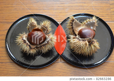 Autumn taste dried chestnuts 82663286